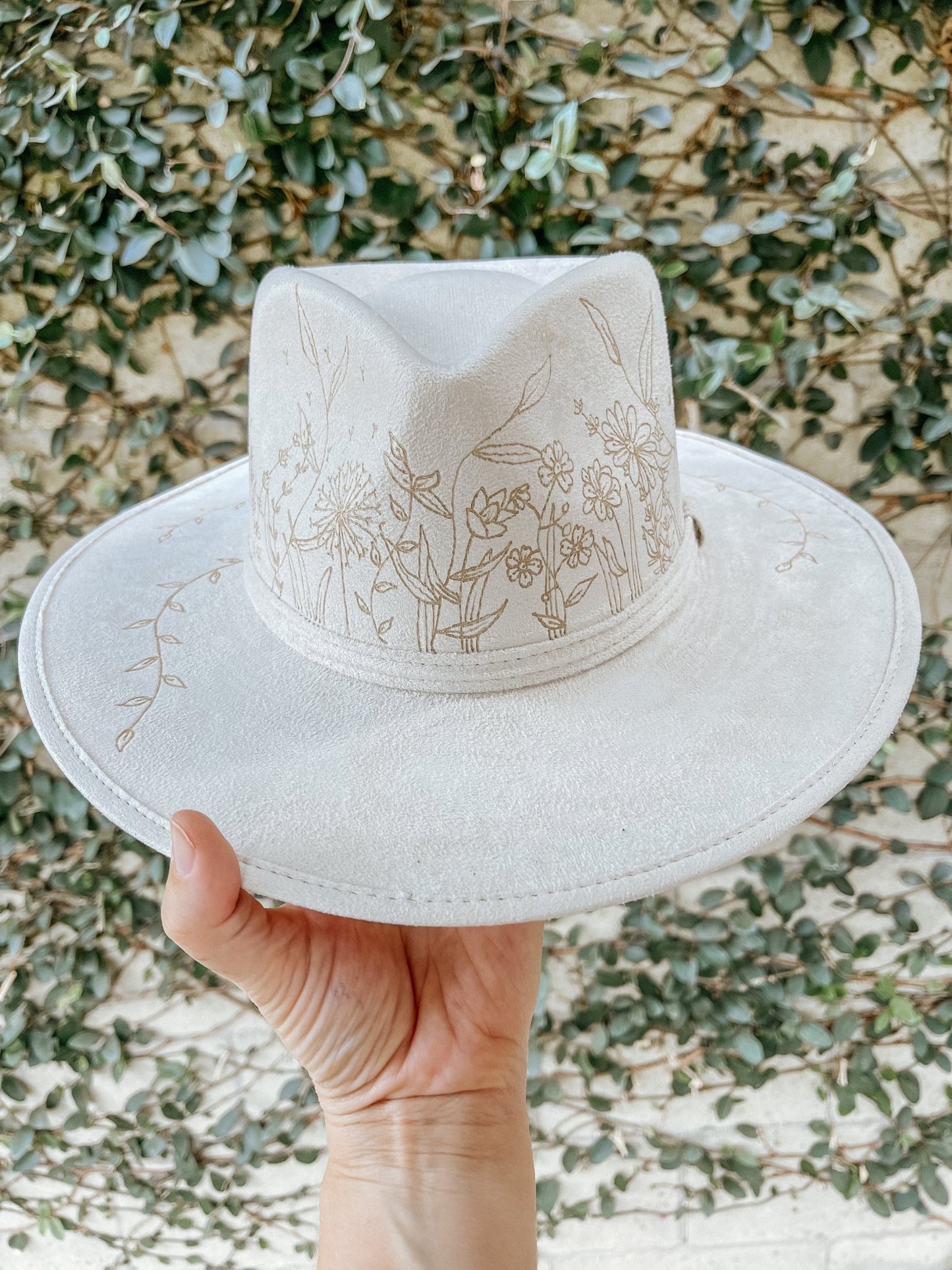 “The Wild Grace Fedora” – Hand-Drawn Ivory Fedora with Wildflowers