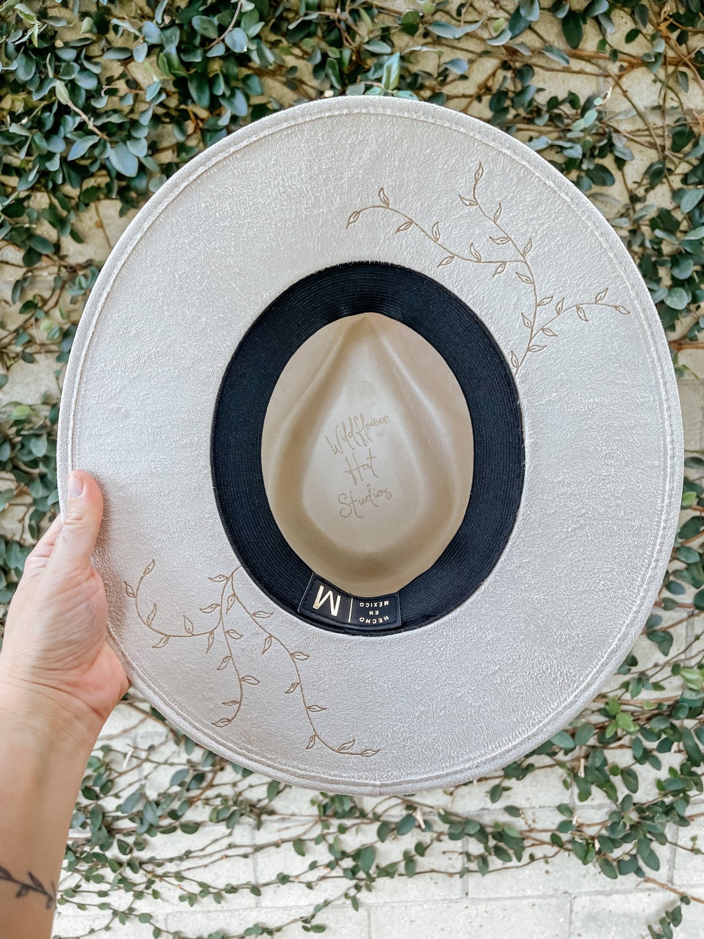 “The Wild Grace Fedora” – Hand-Drawn Ivory Fedora with Wildflowers